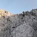 Hier kann wieder gut zum Grat rechts (östlich) des überhängenden Gratkopfes aufgestiegen werden.