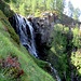 La bella cascata formata dal ruscello che esce dal lago