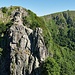 Der letzte markante Turm. Einstieg entweder rechts unter dem Baum, oder durch den Riss links zur Wandmitte