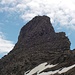 Das Simelihorn sieht absolut nicht einladend aus. Oben befindet sich kein Bergsteiger, sondern ein Steinmann, der etwa 3 Meter hoch sein dürfte!