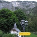 Wegweiser am Gasthaus Schneizelreuth, der Aufstieg verläuft unterhalb der Felswand nach rechts und dann um die Nase herum.