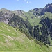 Vis-a-vis führt links des Tobels ca. in der Bildmitte die Laufbachstiege bis auf ca. 1500 m hinauf.