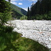 Rückblick auf das Flussbett, welches man für ein paar hundert Meter benutzen muss, da auch hier der Weg neben dem Fluss weggerissen wurde