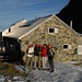 Gill, Neil, Jacky & Rainer sind für die nächste Tagesetappe bereit - Ziel: SAC Terri-Hütte via Fuorcla Sur la Lavaz
