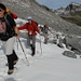 "Eintritt" auf dem "Gletscher-Schnee-Feld" - Gamaschen und Stöcke genügen vollständig (Wanderer Matthias hat sich uns noch bis zur Passhöhe angeschlossen)