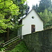 Hauskapelle (Norsa Dunna della Neiv) und Trinkbrunnen mit dem Mineralwasser (bittersalzhaltige Gipsquelle) 