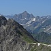 Vorbei am Rauhhorn-Gipfel thront der Hochvogel.