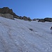 Steiler Firnanstieg zum Gratbeginn. Die enge Steilrinne, die einen Durchstieg auf Schnee ermöglicht, ist noch nicht zu sehen.