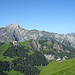 Die Alphütte I der Lauchere liegt eindrücklich auf einem Aussichtsbalkon.