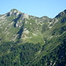 Alpe di Porcaresc in der Bildmitte - links Pizzo della Cavegna
