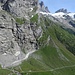 Blick auf Chnollen, wo der Alpinweg zur Spannorthütte beginnt (immer an der Felswand entlang).