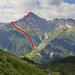 Blick vom Bergweg nach Holzhüs zur Ritzlihoren N-Flanke: unten links die Alphütte von Farlouwi, in der Mitte die besonnte Schattseite und der tiefe Spreitlouwigraben, darüber die Route über die Geissleitri und die Ritzlisegg zum Wachlammstock und entlang dem Verbindungs- und NE-Grat zum Ritzlihoren, von dem der NW-Grat nach rechts zur Mattenlimmi abfällt, und rechts über dem Birglistock die Schafläger- und Gallouwisteck (Foto vom 11.8.2021)