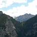Durch die Scharte zwischen Ob. Roßkopf und Ruederkarspitze lugt die Bettlerkarspitze.