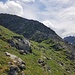 Gipfelfelsen des Laritschchopf. Die Felskerbe auf ca. 2450m wird rechts (westlich) umgangen