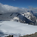Blick hinab auf den Grindelwald-Gletscher, dahinter ist der Mittellegi-Grat zu erahnen