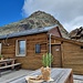 Eine einfache Hütte mit einer wunderschönen Terrasse.