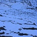 Tiefblick über die frisch verschneite Geröllflanke im Aufstieg zum Nördlicher Schönpleiskopf. Unten ist ein namenloser Bergsee auf zirka 2650m zu sehen. Wegen dem oft nicht gefestigten Schnee war der Aufstieg ziemlich mühsam.