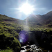 Rausch in Lila an der Quelle vom Schrejende Bach, unter der Morgensonne in unerreichbar scheinender Ferne die Hogleifa mit links WNW- und rechts W-Grat