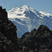 Blick vom oberen WNW-Grat über den oberen W-Grat zu Mischabel (Mitte)  mit Nadelgrat und Dom und Monte Rosa (rechts) mit Nordend und Dufourspitze