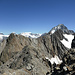 Schuttpassage auf dem NNE-Grat, darüber das Chastlerhorn und der Verbindungsgrat zum Wilerhorn, am Horizont von links Tschingelhörner Lauterbrunnen Breithorn, Grosshorn, Mittaghorn, Äbeni Flue, Fiescherhörner, Sattelhorn, Schinhorn und Bietschhorn