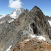 Auf dem Verbindungsgrat über wechselndes Gestein Richtung P. 3261 und Wilerhorn, links Schwarzhorn und Schafberg, hinter der Wolke das Bietschhorn