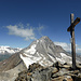 Ankunft auf dem Wilerhorn, links unten der Verbindungsgrat vom Schwarzhorn zu Bietschjoch und Schafberg, rechts davon der Bietschgletscher, darüber das Bietschhorn, links hinten über dem Jegichnubel u.a. Grosshorn, Mittaghorn, Äbeni Flue, und Fiescherhörner