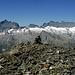 Zwischen oberem und unterem Teil am Wilerhorn NNE-Grat: über Sack- und Birghorn sowie Petersgrat von links die felsigen "Rückseiten" von Doldenhorn, Fründenhorn und Blüemlisalp