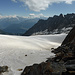 Pause unter dem Bietschjoch: ein erholsamer Abstieg über den noch gut verfirnten Bietschgletscher zum Reemi wartet, darüber von rechts Gletscherhorn, Jolihorn und Jegihorn, hinten in den Wolken u.a. Weisshorn und Mischabel