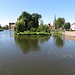 Gross und breit die Wehranlagen, die sternförmig um die ganze Stadt herumlaufen. Schmal und klein: der Rhein!