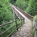 L’ardito ponte in legno che collega Erbonne a Scudellatate in una ventina di minuti di cammino lungo una comoda mulattiera con andamento pressoché pianeggiante.