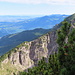 Über den Rand vom Kessiloch schweift der Blick bis zum Bodensee hinaus