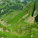 Blick zurück. Man erkennt den Kessel des Haubitzlis mit den Grundmauern und den Geröllfeldern sowie tief unten das rote Dach der Hütte, wo ich den Wanderweg verlassen habe.<br />Der Ausstieg verläuft im rechten unteren Bilddrittel.