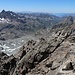Blick vom Gipfel auf den Westgrat. An der höchsten Stelle hat es einen Halen zum Sichern.