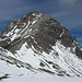 Bei der Bergstation der xxx bahn (2309m) zeigt die Mohnenfluh ihre schotterige Südflanke über die der Anstieg erfolgt. 