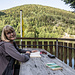 Das lange Tageslicht der Jahreszeit lässt uns nach Abendessen und Bücher-Schmökerei noch die Felsen am gegenüberliegenden Ufer ...