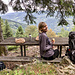 Auch toll ist eine weitere Banc mit Arbre, rechts von der Rue – und der aufmerksame Leser ahnt sicher schon, was wir dort [https://www.youtube.com/watch?v=W1tSXCssXcQ erneut vor uns hinsummten.]