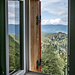 In der Auberge du Gazon Vert bekommen wir ein Zimmer mit Blick ins Tal und ...