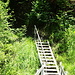 die letzte Treppe zur Brücke über den Bach