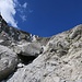 Eine mühsame IIer Stelle, oben der Gratausbruch mit den hellen Felsen