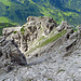 der Felsen ist voller loses Gestein und deshalb sollte schon ein wenig aufgepasst werden wo man hintritt. 