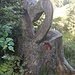03/07/2022 Una bella sedia ricavata da un ceppo di albero con schienale a forma di cuore.
