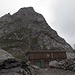 der Weg führt das Dammkar nach oben bis zur Bergwachthütte. Der Weg teilt sich nun, dem Dammkar weiter folgend lässt sich auch die westliche Karwendelspitze erreichen..