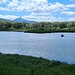 Der See mit einem Fischerboot und seinem Namensgeber