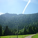 Rückblick. Links bei der Kante Aufstieg, in der Mitte durch den Wald Abstieg.