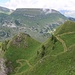 Der Abstiegsweg führt durch die steile Grasflanke bergab. Kompliment, liebe Schweizer: Das Gras entlang des Wegs wurde gemäht, damit er besser begehbar ist - was für ein Luxus!