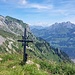 Schönes, schmiedeisernes Gipfelkreuz mit Blick zum Mürtschen
