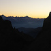 Aussicht vom Sattel 3148 zwischen Klein und Gross Bigerhon nach NE: unter dem dämmernden Morgenhimmel von rechts u.a. Aletschhorn, Fiescherhörner, Grosses Grünhorn, Schreckhorn, Lauteraarhorn, Finsteraarhorn, Oberaarhorn und Vorderes Galmihorn