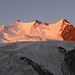 Sonnenaufgang am Nadelgrat: über dem oberen Riedgletscher von rechts Hobärghorn, Stecknadelhorn und Nadelhorn