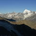 Das Auge weitet sich: vom Gross Bigerhorn zieht der Blick nach SW zu Brunegghorn, Bishorn, Weisshorn, Schalihorn, Pointes de Moming, Zinalrothorn, Wellenkuppe, Obergabelhorn, Tête de Valpelline und Dent d'Hérenes