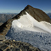 Blick vom Sattel ca. 3730m zurück zum Balfrin NW-Gipfel: stellenweise kann NE auf Firn ausgewichen werden, links dahinter u.a. das Wildhorn